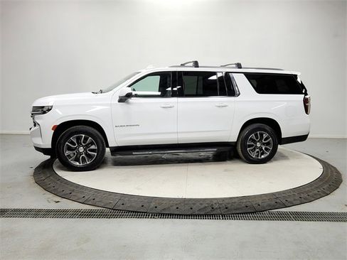 Used 2024 Chevrolet Suburban LT w/ Luxury Package image 4