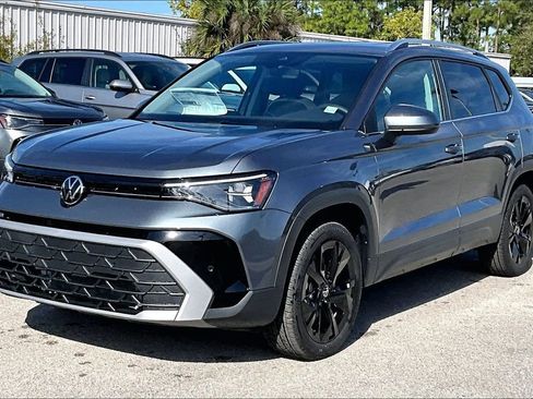 New 2026 Volkswagen Taos SE FWD image 9