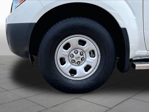 Used 2018 Nissan Frontier SV RWD image 11