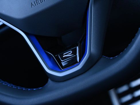 Used 2025 Volkswagen Golf w/ Euro Style Package image 27