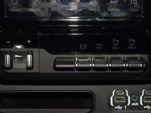 Used 2024 RAM 2500 Limited image 32