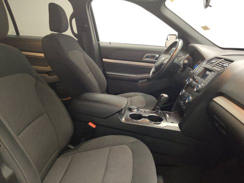 Used 2019 Ford Explorer XLT image 21