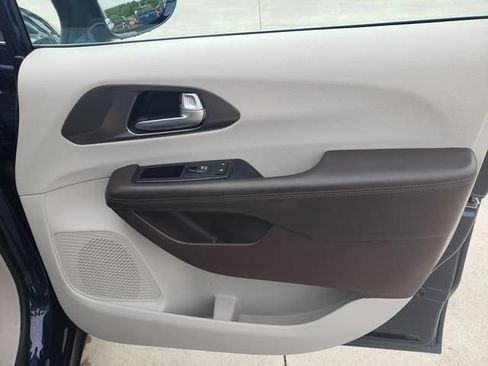 Used 2017 Chrysler Pacifica Touring-L Plus w/ Tire & Wheel Group FWD image 20