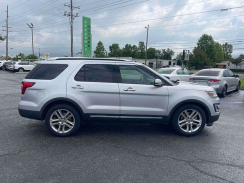 Used 2017 Ford Explorer Limited w/ Equipment Group 301A FWD image 8