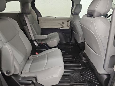 Certified 2023 Toyota Sienna XLE FWD image 36