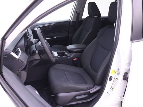 Used 2021 Toyota RAV4 LE AWD/4WD image 4
