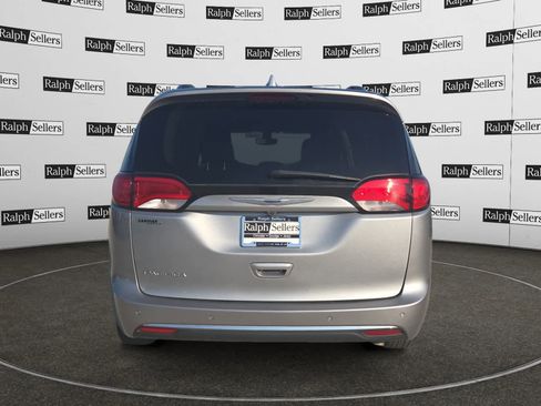 Used 2019 Chrysler Pacifica Touring-L image 4