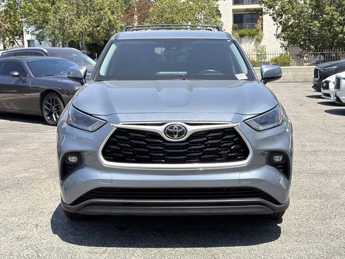 Used 2021 Toyota Highlander LE FWD image 3