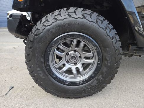 Used 2017 Jeep Wrangler Unlimited Sahara AWD/4WD image 7