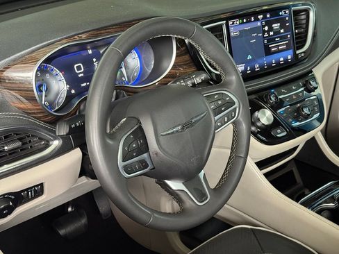 Used 2023 Chrysler Pacifica Limited FWD image 22