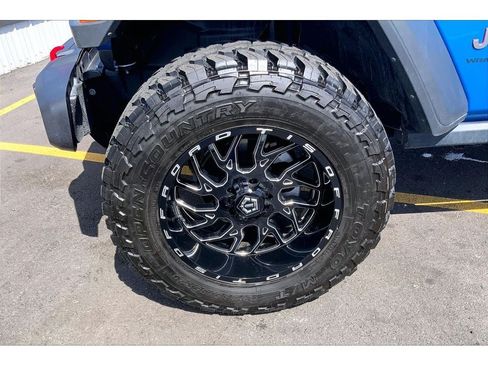 Used 2025 Jeep Wrangler Unlimited Rubicon w/ Convenience Group AWD/4WD image 9