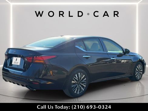 Used 2023 Nissan Altima 2.5 SV w/ SV Premium Package image 3