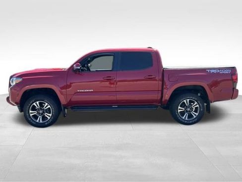 Used 2019 Toyota Tacoma TRD Sport AWD/4WD image 2