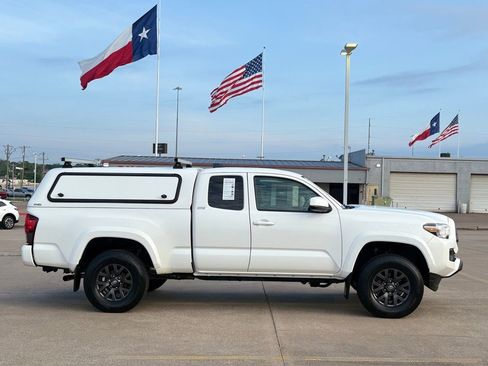 Used 2022 Toyota Tacoma SR5 AWD/4WD image 5