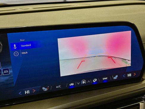 Used 2025 Chevrolet Traverse LT image 23