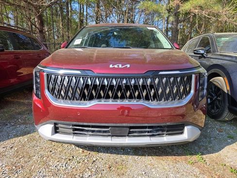 Used 2025 Kia Carnival image 2