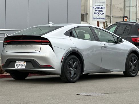 Used 2023 Toyota Prius LE image 2