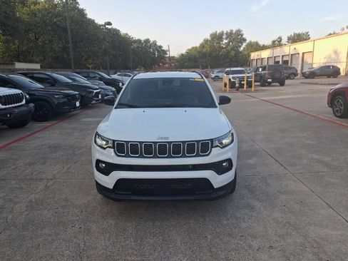 Used 2025 Jeep Compass Latitude AWD/4WD image 5