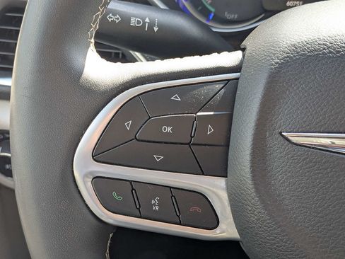Used 2023 Chrysler Pacifica Limited FWD image 28