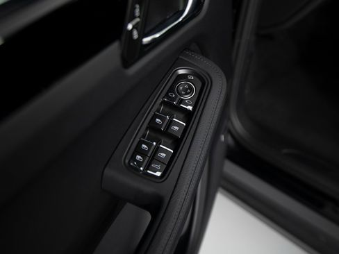 Certified 2025 Porsche Macan image 20