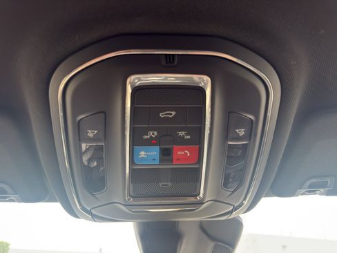 Used 2025 Jeep Grand Cherokee Altitude AWD/4WD image 22