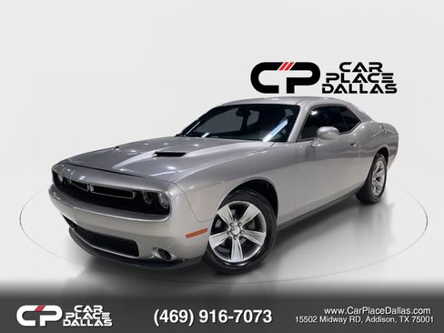 Used 2016 Dodge Challenger SXT RWD image 2