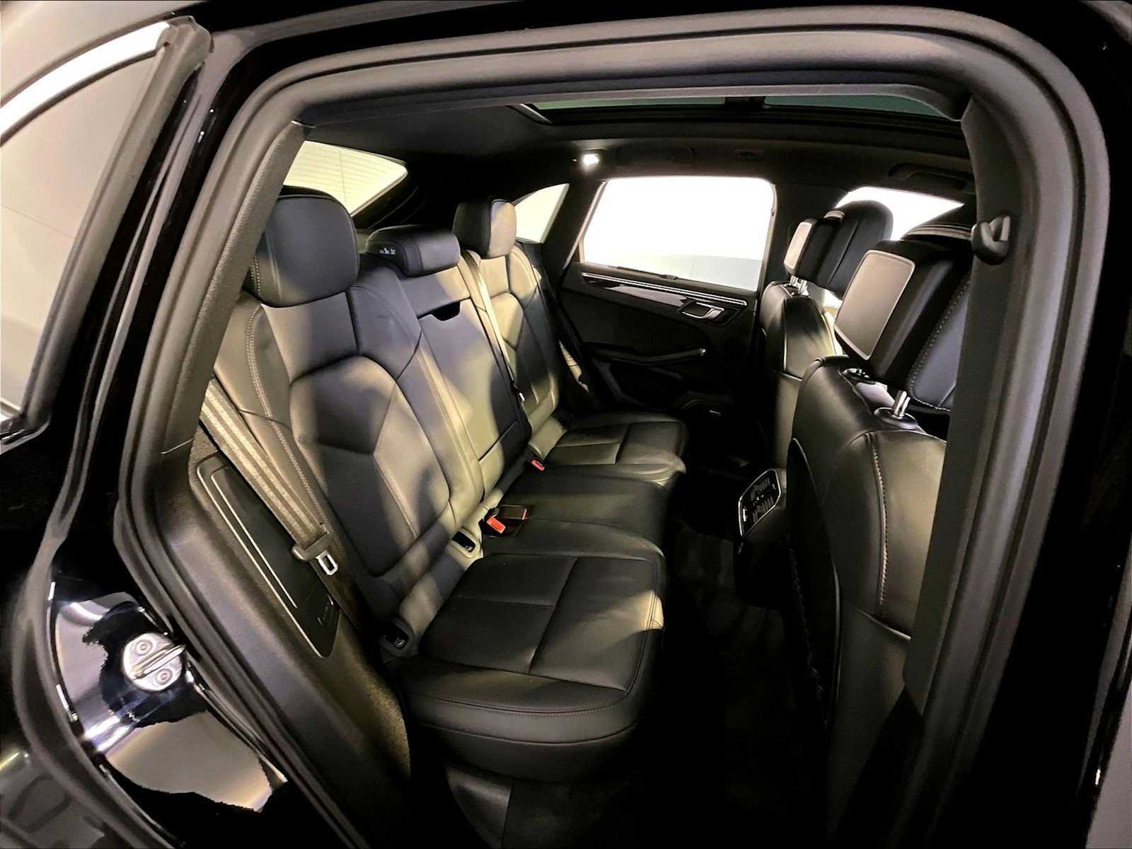 Certified 2022 Porsche Macan AWD/4WD image 23