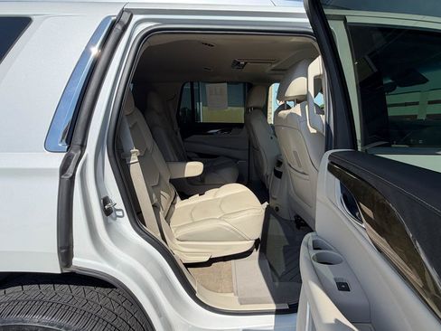 Used 2019 Cadillac Escalade Luxury AWD/4WD image 30