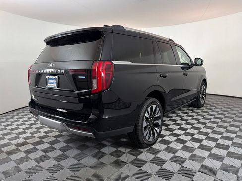Used 2025 Ford Expedition Platinum w/ Driver's Package AWD/4WD image 2