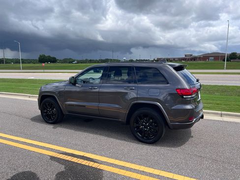 Used 2020 Jeep Grand Cherokee Altitude RWD image 10