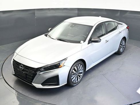 Used 2024 Nissan Altima 2.5 SV FWD image 24