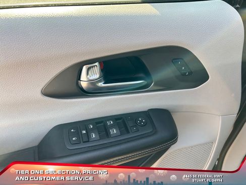 Used 2023 Chrysler Pacifica Touring-L image 24