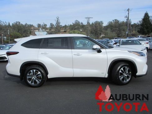 New 2026 Toyota Highlander XLE image 2