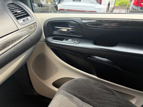 Used 2019 Dodge Grand Caravan SE FWD image 33