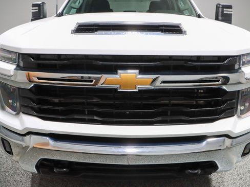 Used 2024 Chevrolet Silverado 2500 LT w/ Convenience Package AWD/4WD image 4