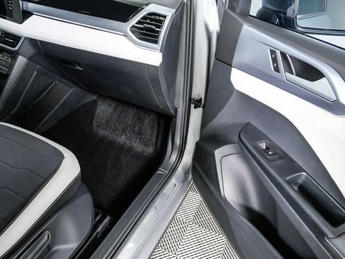 Certified 2025 Volkswagen Taos SE w/ Panoramic Sunroof Package FWD image 28