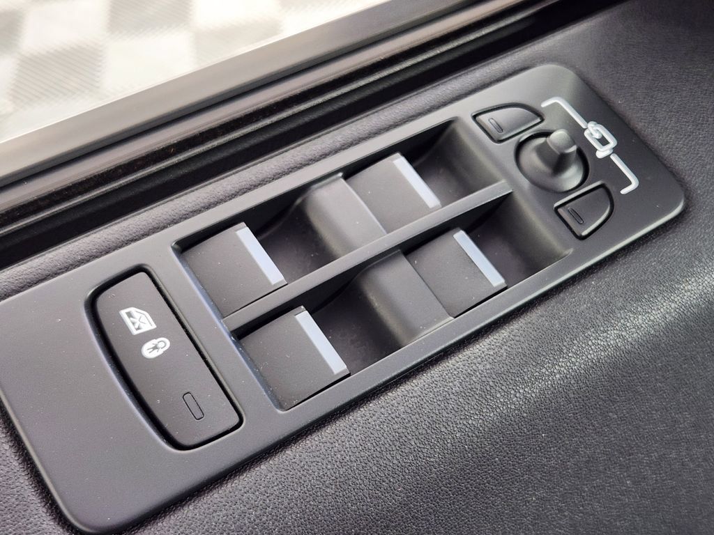 Used 2018 Land Rover Discovery Sport SE AWD/4WD image 17