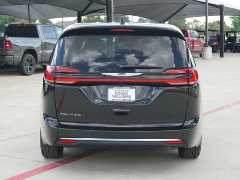 Used 2026 Chrysler Pacifica Select FWD image 4