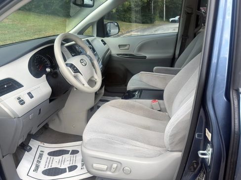 Used 2013 Toyota Sienna LE w/ Towing Pkg FWD image 17