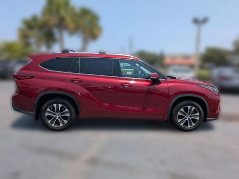 Used 2020 Toyota Highlander XLE AWD/4WD image 3