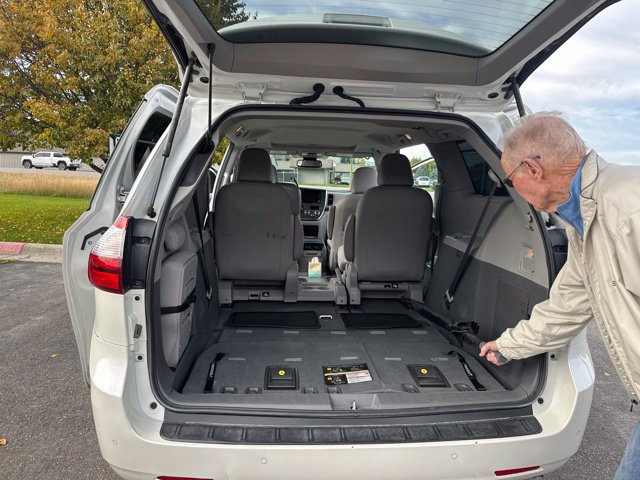 Used 2019 Toyota Sienna XLE w/ XLE Navigation Package FWD image 4