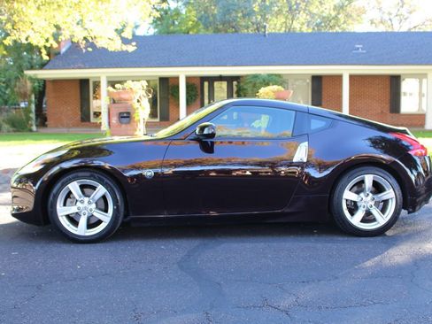 Used 2010 Nissan 370Z Coupe image 2