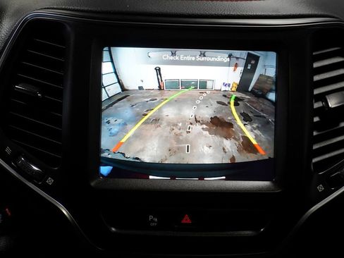 Used 2020 Jeep Cherokee Trailhawk image 18