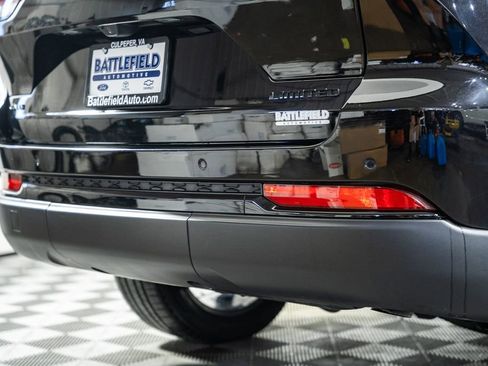 Used 2025 Jeep Grand Cherokee Limited w/ Luxury Tech Group II image 10