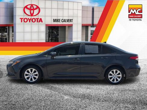 Used 2025 Toyota Corolla LE FWD image 2