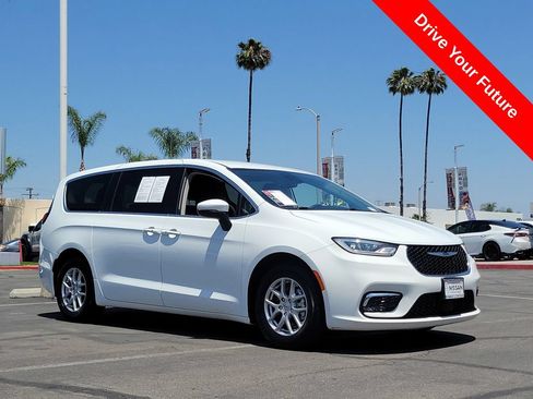 Used 2023 Chrysler Pacifica Touring-L FWD image 35