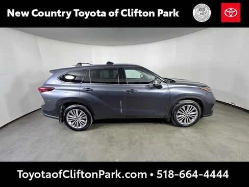Used 2023 Toyota Highlander Platinum image 2