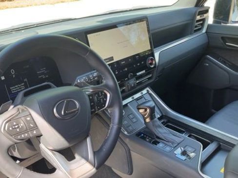 Used 2024 Lexus GX 550 w/ Accessory Package (Z1) image 17