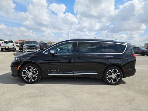 New 2026 Chrysler Pacifica Pinnacle image 6