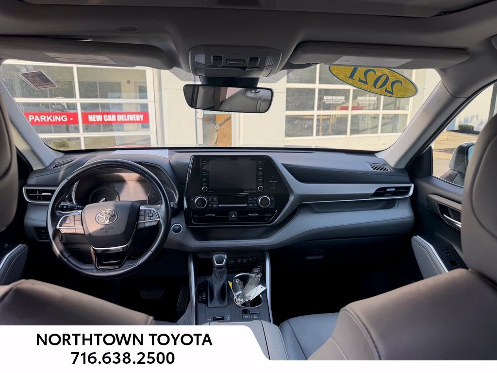 Used 2021 Toyota Highlander XLE FWD image 24